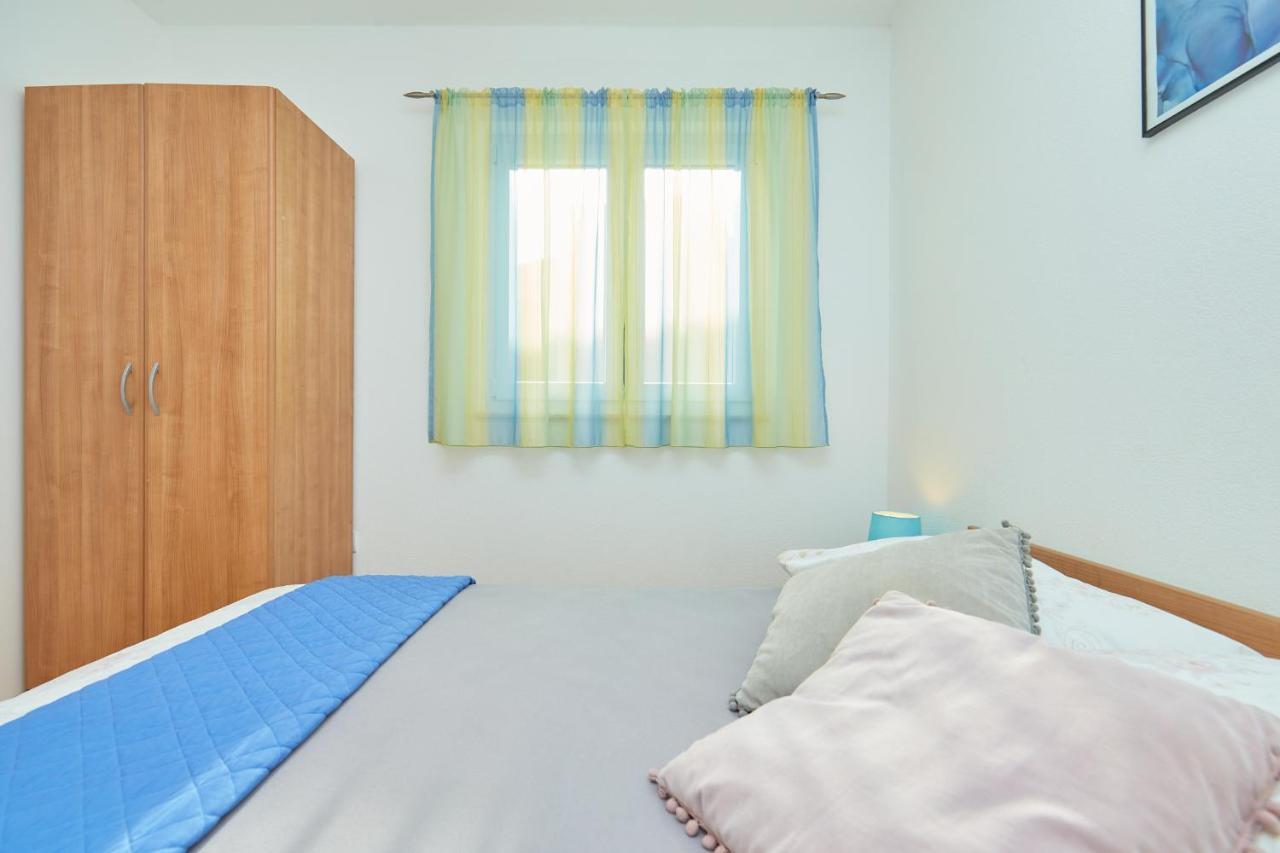 Apartments Zelic Tučepi Стая снимка