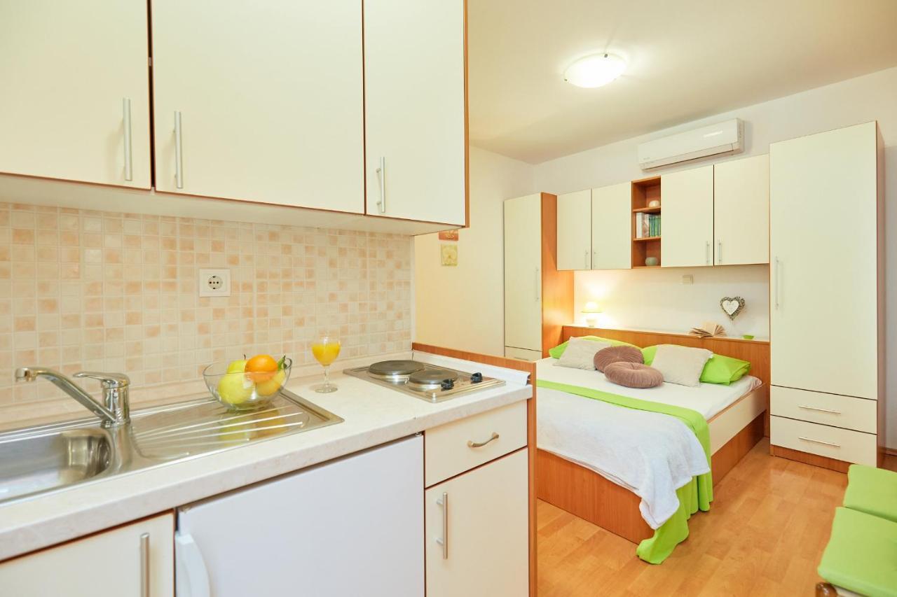 Apartments Zelic Tučepi Стая снимка
