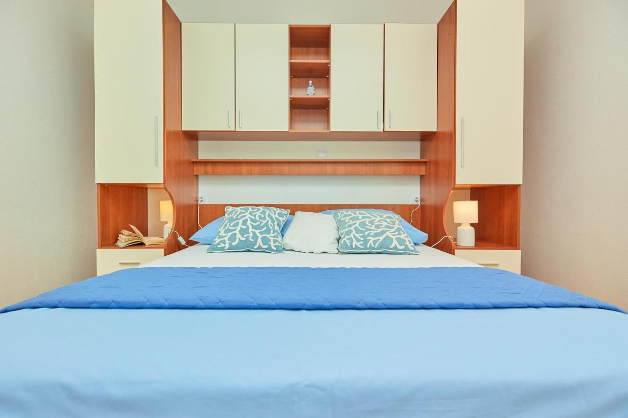 Apartments Zelic Tučepi Стая снимка