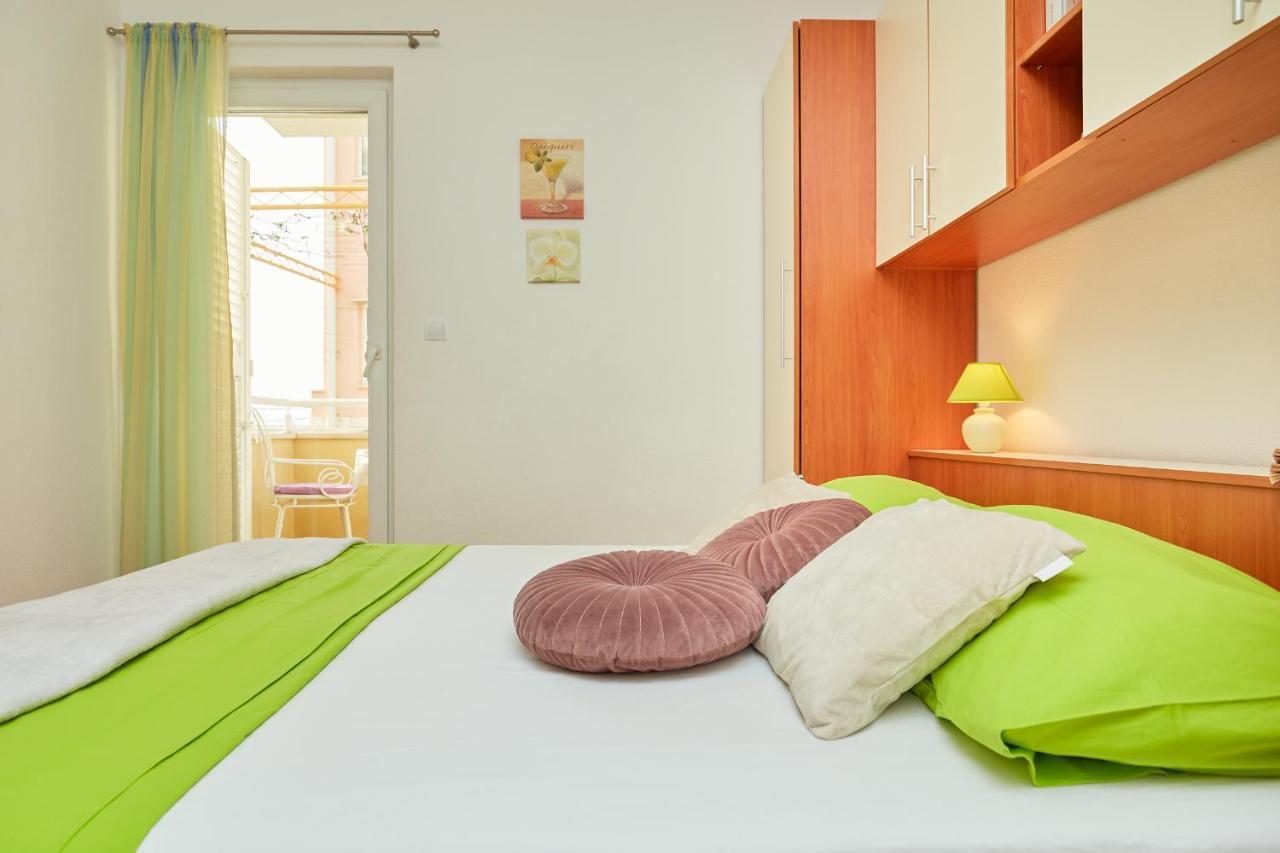 Apartments Zelic Tučepi Стая снимка