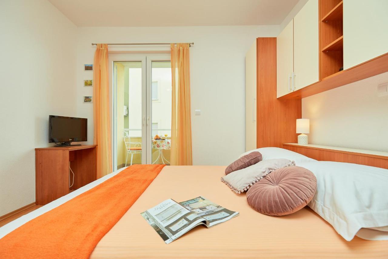 Apartments Zelic Tučepi Стая снимка