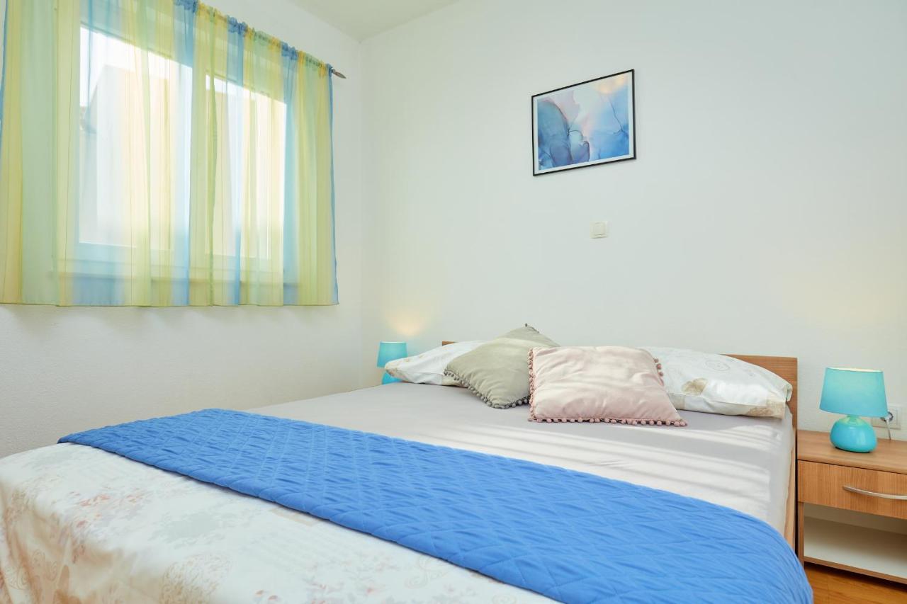 Apartments Zelic Tučepi Стая снимка