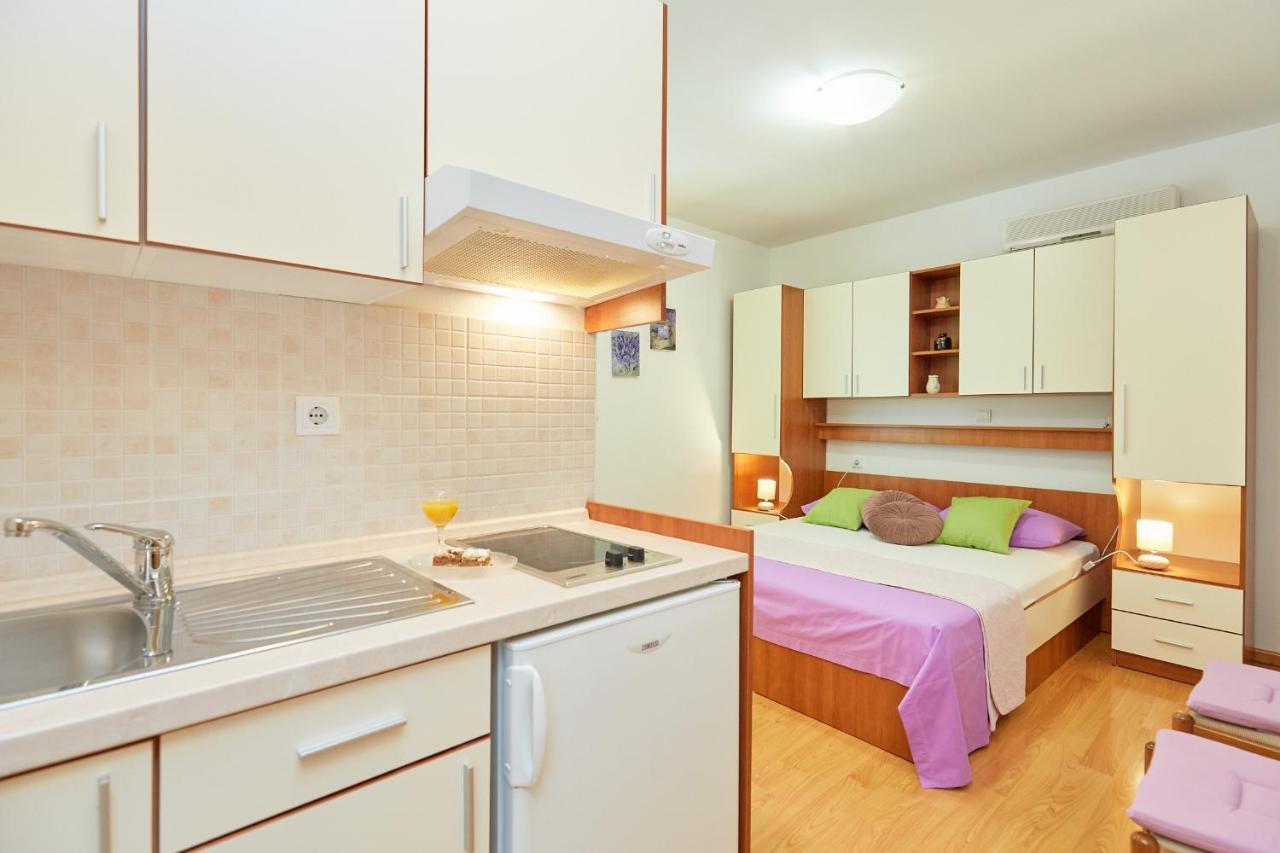 Apartments Zelic Tučepi Стая снимка