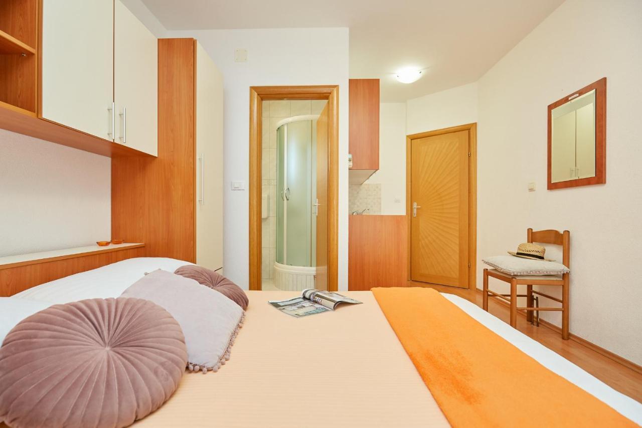 Apartments Zelic Tučepi Стая снимка