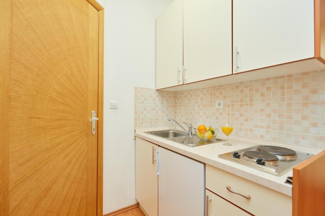 Apartments Zelic Tučepi Стая снимка